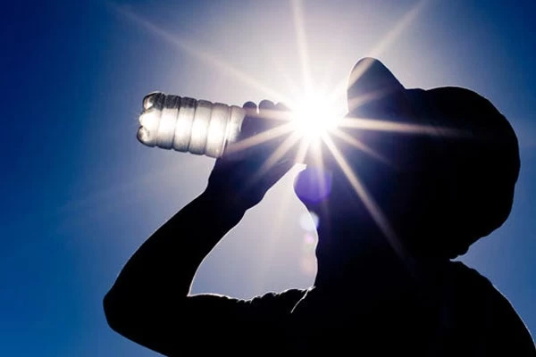 Καύσωνας: Ποιες τροφές πρέπει να καταναλώνουμε και ποιες να αποφεύγουμε